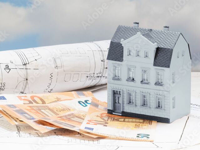 Verkehrwertermittlung Verkehrswertermittlung Modellhaus mit Bauzeichnung und Geldscheinen
